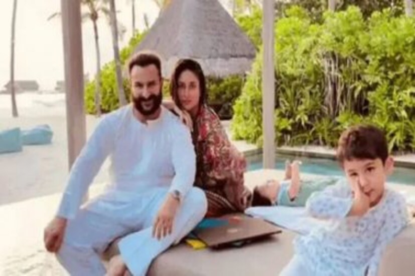 মালদ্বীপে সুইমিং পুলের ধারে বসে সপিরবারে ছবি শেয়ার করেছেন করিনা। সেখানে দেখা গিয়েছে করিনার পাশে শুয়ে রয়েছে ছোট্ট জেহ। সামনে ক্যামেরায় পোজ দিয়েছেন সইফ-করিনা-তৈমুর। 