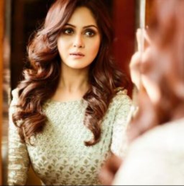 বুধবার নিজের এই ছবিটি শেয়ার করেছেন তৃণা (Trina Saha)। সেখানে ক্যাপশনে লিখেছেন, 'মেয়েরা বহুরূপী, নির্ভর করছে কে দেখছে তার উপর'। হ্যাশট্যাগে দিয়েছেন নিউডে, নিউলুক, নিজেকে ভালোবাসার কথা। 
