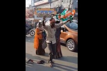 পতাকা হাতে, বর্ডার ছবির গানে রাস্তাতেই নাচ বেলুন ওয়ালার! সঙ্গে স্ত্রী-কন্যা !