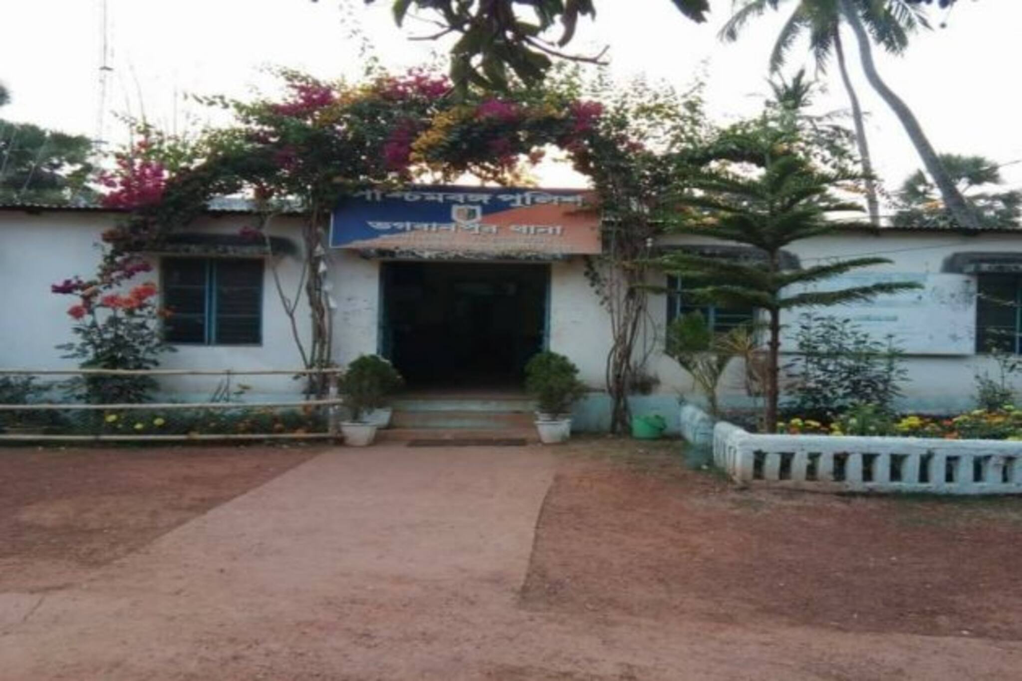 অনাথ কন্যার ধুমধাম করে বিয়ে দিল ভগবানপুর অনাথ আশ্রম