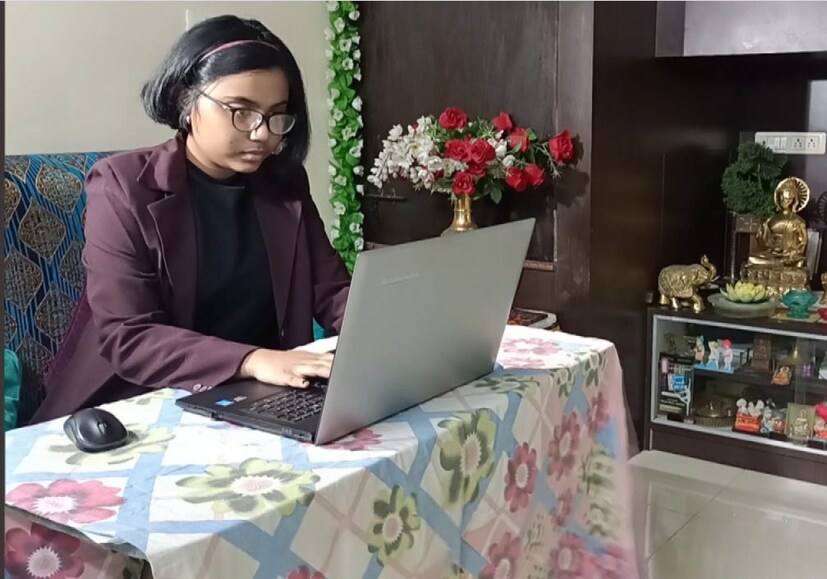 ফের সে একটি পেপার পাঠায় এবং সেটিও সিলেক্ট হয় না। থেমে না গিয়ে ফের 'ব্ল্যাক হোল'-এর উপর একটি গবেষণা করে পাঠায় এবং সে সিলেক্ট হয়। এএনআই-কে দেওয়া সাক্ষাৎকারে জানায় দিক্ষা। photo source ANI 