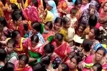 লক্ষ্মীর ভান্ডার প্রকল্পের জন্য লম্বা লাইনে মহিলারা ! মানা হচ্ছে না কোভিড বিধি