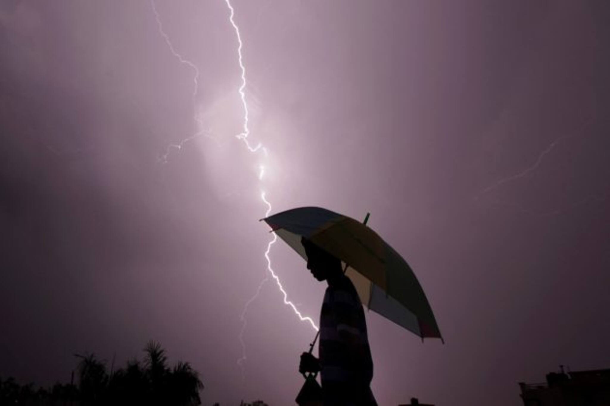West Bengal Weather Update: ধেয়ে আসছে বৃষ্টি, ঝড় ও বজ্রবিদ্যুতের আশঙ্কা এই জেলাগুলিতে!