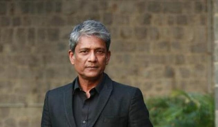 আদিল এই বিষয়ে জানান, আমি প্রায় নগ্ন ছিলাম এই দৃশ্যে। এই ধরনের দৃশ্য নিয়ে আমার কোনও সমস্যা নেই যতক্ষণ না সেটা কারও যৌন উত্তেজনা বৃদ্ধির জন্য করা হচ্ছে। মানব জীবনের জটিলতা তুলে ধরতে যদি এমন দৃশ্যে অভিনয় করতে হয় তাহলে আমার সমস্যা নেই। নিষ্ঠুর খুনির ভূমিকায় অভিনয় করতে আমাদের অসুবিধা হয় না যখন, সঙ্গম দৃশ্যেই বা কেন হবে। 