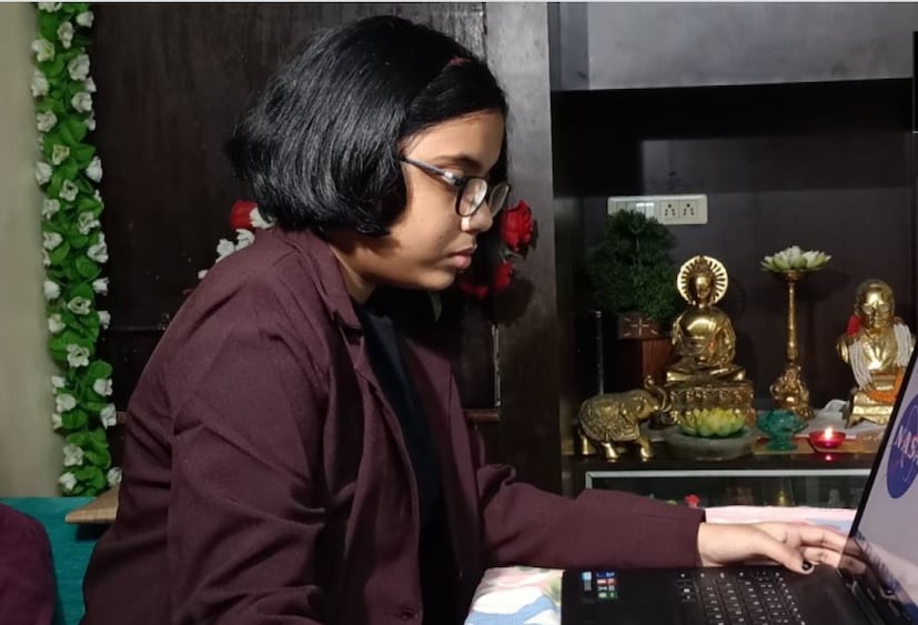 দিক্ষা প্রথম থেকেই স্টিফেন হকিং - এর বই পড়তে ভালোবাসে। পড়াশুনোর মাঝে সে সারাক্ষণ ডুবে থাকে নানা কিছু নিয়ে গবেষণায়। photo source ANI 
