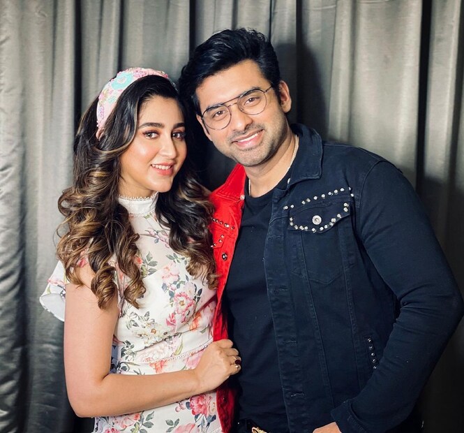 • একসঙ্গে থাকবেন বলে ইতিমধ্যেই নিজেদের ফ্ল্যাট কিনে ফেলেছেন তাঁরা । সংসার গোছানোও প্রায় শেষ । তারমধ্যেই অঙ্কুশের এই পোস্ট উত্তেজনার পারদ আরও খানিকটা বাড়িয়ে দিয়েছিল । কিন্তু অবশেষে দেখা গেল সে গুড়ে বালি । ছবি: ইনস্টাগ্রাম ।