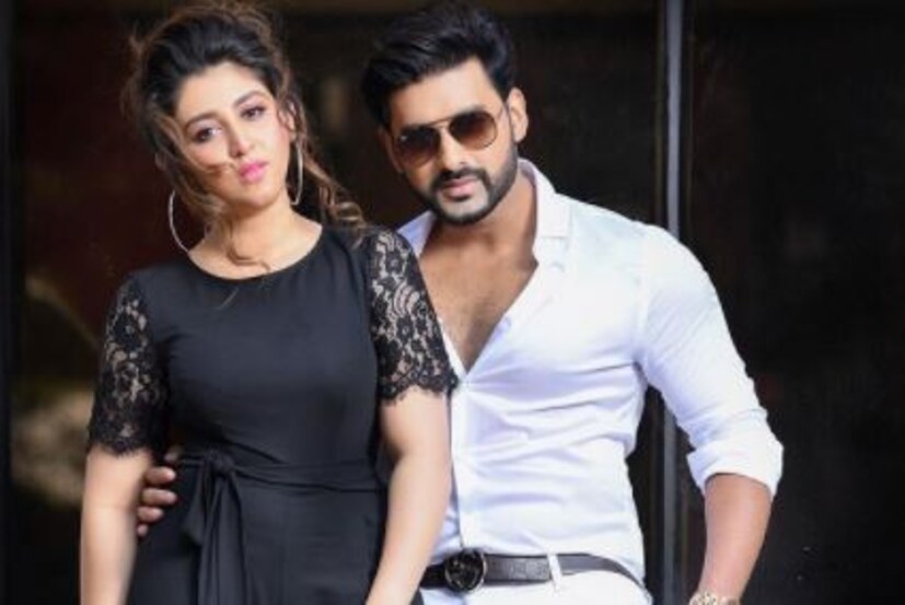 কিন্তু এরই মাঝে এ কী বলে বসলেন ঐন্দ্রিলা? অভিনেত্রীর কথায়, বিয়ের আগেই নাকি ঘরে এসেছে সতীন। তবে সেই সতীনের সঙ্গে সখ্যতা করে নিয়েছেন ঐন্দ্রিলা। অবাক হচ্ছেন তো? 