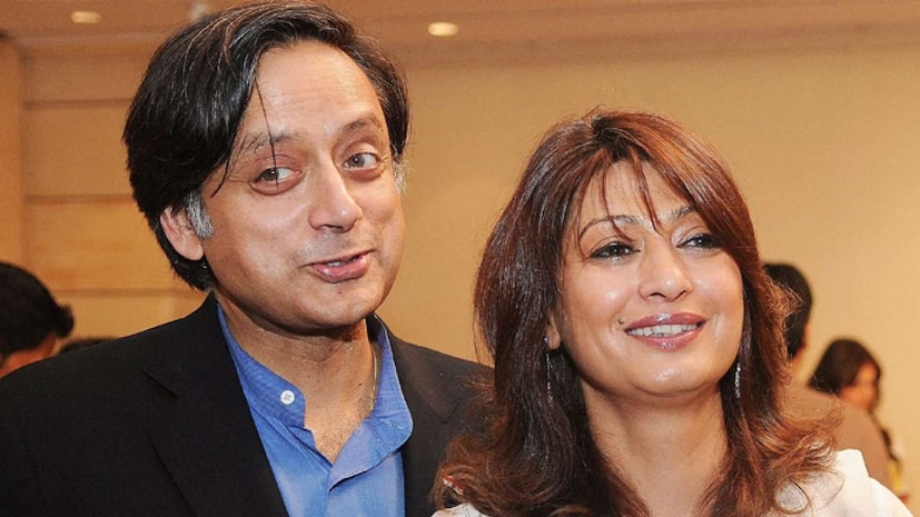 শশী থারুরের বিরুদ্ধে ভারতীয় দণ্ডবিধির ৪৯৮এ পারিবারিক হিংসা এবং ৩০৬ আত্মহত্যায় প্ররোচনা ধারায় অভিযোগ আনে দিল্লি পুলিশ। অবশেষে সেই মামলা থেকে ছাড় পেলেন তিনি। 