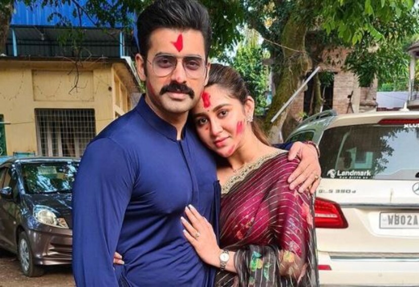 শুধু গাড়ি নয়। একসঙ্গে একটি বাড়িও কিনে ফেলেছেন তারকা জুটি। কিছুদিন আগে মালদ্বীপ থেকে ঘুরেও এসেছেন। খুব শীঘ্রই যে বিয়ের সানাই বাজবে তা বলাই বাহুল্য। 