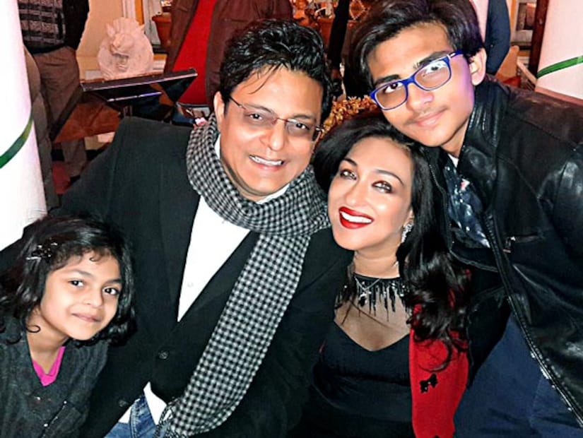 কর্মসূত্রে ঋতুপর্ণা সেনগুপ্ত কলকাতাতে থাকলেও তাঁর স্বামী ও দুই সন্তান সিঙ্গাপুরেই থাকেন। কাজের ফাঁকে তাই সুযোগ পেলেই সিঙ্গাপুরে ফিরে যান অভিনেত্রী। সেখান তাঁকে স্বামী ও দুই সন্তানের সঙ্গে সময় কাটাতে দেখা যায়। করোনাকালে সিঙ্গাপুরেই বেশিরভাগ সময়টা কাটিয়েছেন ঋতু।