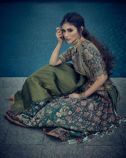 হ্যান্ডলুমের পোশাকে মৌনি রায় (Mouni Roy) যেন অনবদ্য ৷ ট্র্যাডিশনাল পোশাকে সবাইকে পিছনে ফেলে দিয়েছেন বঙ্গসুন্দরী ৷ ছবি সৌজন্যে ইনস্টাগ্রাম ৷