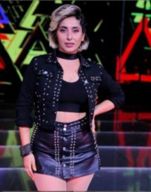 বলিউডের জনপ্রিয় গায়িকা নেহা ভাসিন। 