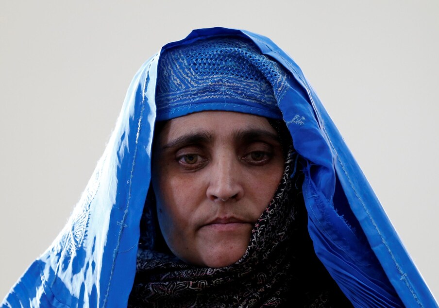  Sharbat Gula, the green-eyed "Afghan Girl"  ১৯৮৫ সালে এই নীল চোখের মহিলার ছবি দেখে চমকে ছিল গোটা বিশ্ব। তিনি আফগান কন্যা। তাঁর চোখ বলেছিল ভয়ের গল্প।  সেই মেয়ের ছবি ফের তোলা হয় ২০১৬ সালে।  কোথাও যেন কয়েকটা বছরে স্বস্তি ফিরেছিল নীল কন্যার চোখে।  photo: REUTERS/Mohammad Ismail