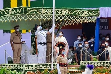 করোনাকালে দর্শকশূন্য রেড রোডে পতাকা উত্তোলনে মমতা, ট্যাবলোয় সাফল্য-খতিয়ান