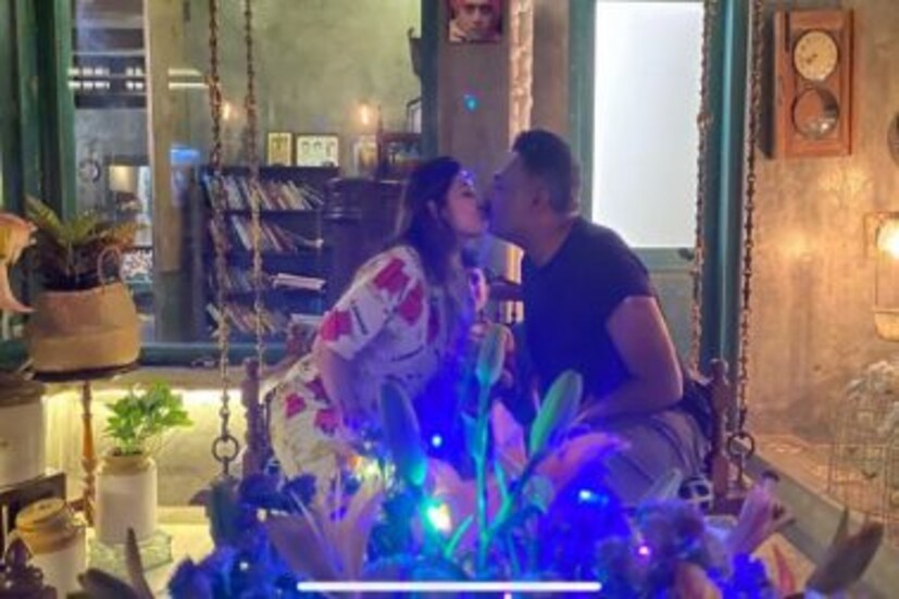 বিয়ের ছবি শেয়ার করেছেন ট্যুইটারে। সেখানে স্ত্রীকে চুম্বনের দৃশ্য ভাইরাল হয়েছে নেটদুনিয়ায়। ৪৫ বছর বয়সে দ্বিতীয়বার নিজের ভালোবাসার খোঁজ পেয়েছিলেন প্রকাশ রাজ। 