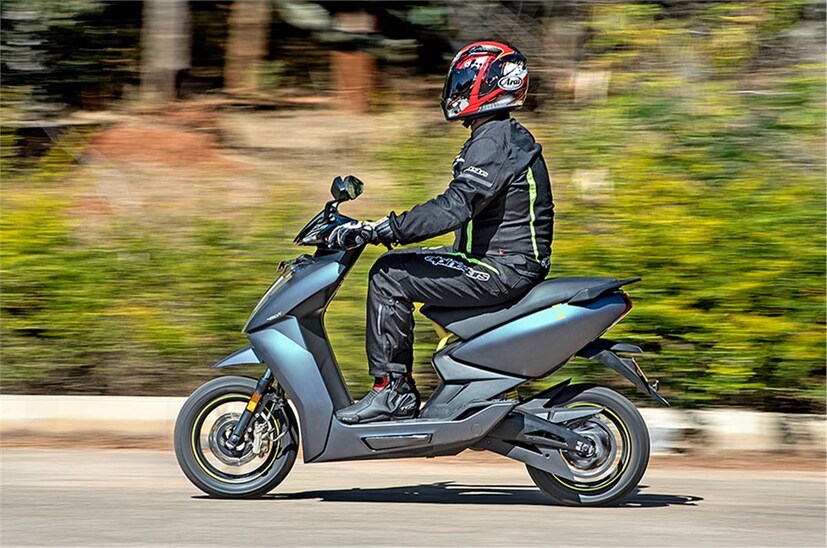 Ather 450x- Ather 450 ছাড়াও বেঙ্গালুরুর ওই সংস্থা আর একটি ই-স্কুটার মডেল নির্মাণ করেছে। সেটি হল Ather 450x। এই ইলেকট্রিক স্কুটারের শূন্য থেকে ৩০ কিলোমিটার প্রতি ঘণ্টায় স্পিড তুলতে মাত্র ৩.৩ সেকেন্ড সময় লাগে। আর ঘণ্টায় ৬০ কিলোমিটার গতি তুলতে সময় লাগে ৬.৫ সেকেন্ড।