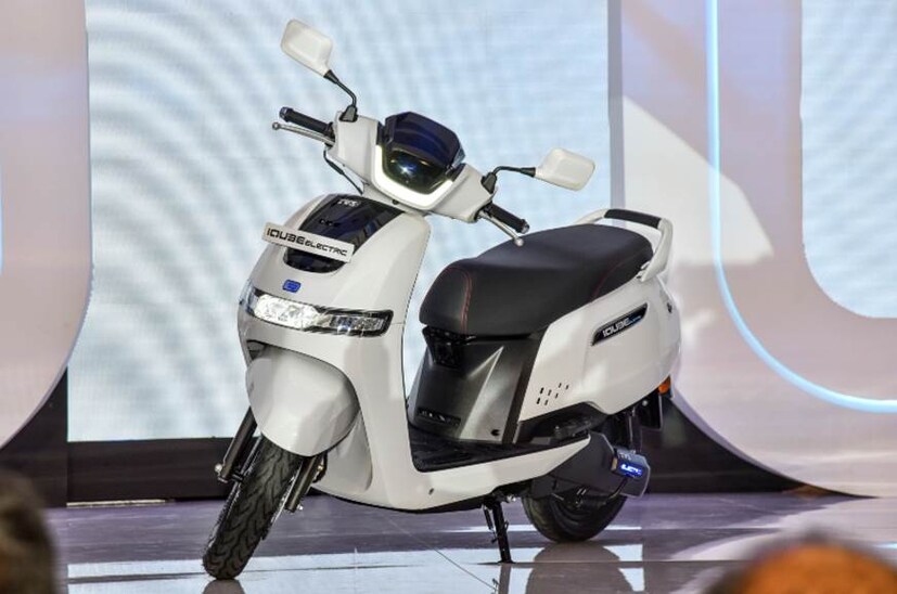 TVS iQube- ২০২০ জানুয়ারি মাসে ভারতে লঞ্চ হয়েছিল TVS iQube ইলেকট্রিক স্কুটার। পুরো চার্জ থাকলে এই ই-স্কুটারে ৭৫ কিলোমিটার সফর সম্ভব। শূন্য থেকে অর্থাৎ থেমে থাকা অবস্থা থেকে ঘণ্টায় ৪০ কিলোমিটার গতি তুলতে সময় লাগে ৪.২ সেকেন্ড।