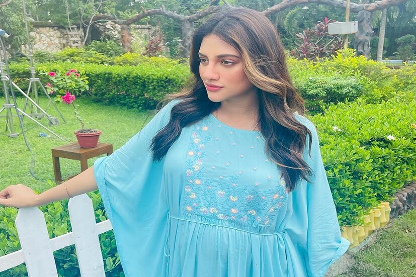 • মা হয়েছেন তিনি । অনেক বিতর্ক, অনেক সমালোচনা, ট্রোলিংকে উপেক্ষা করে নিজের সন্তানকে পৃথিবীর আলো দেখিয়েছেন অভিনেত্রী-সাংসদ নুসরত জাহান (Nusrat Jahan) । বৃহস্পতিবার পার্কস্ট্রিটের এক নামজাদা বেসরকারি হাসপাতালে বেলা ১টা নাগাদ সি-সেকশনের মাধ্যমে পুত্র সন্তানের জন্ম দিয়েছেন অভিনেত্রী (Nusrat Jahan becomes mother) । হাসপাতালে নিয়ে যাওয়া থেকে লেবার রুম, সর্বক্ষণই নায়িকার পাশে ছিলেন তাঁর চর্চিত বয়ফ্রেন্ড যশ দাশগুপ্ত (Yash Dasgupta)।