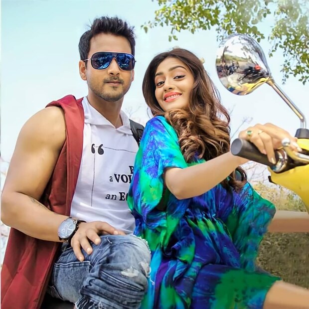 • সূত্র মারফত জানা গিয়েছে, যশের ইংরাজি নামের সঙ্গে মিলিয়ে Y- দিয়েই নাম দেওয়া হয়েছে নুসরতের ছেলের । তার নাম দেওয়া হয়েছে ঈশান । ইংরেজিতে যার বানান হবে Yishaan। হাসপাতাল সূত্রে জানা গিয়েছে, আপাতত নিজের পরিচয়েই তিনি রাখতে চান ছেলেকে। এখনও বাবার নাম হিসেবে কারও ‘নাম’ সামনে আনেননি সেখানেও।