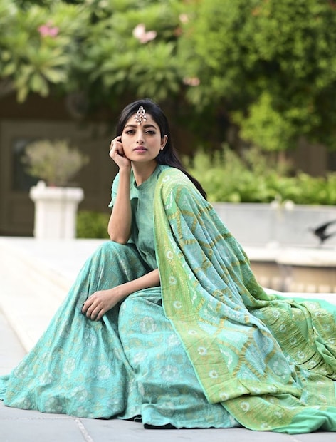 তিনি জানিয়েছেন, অন্যান্য দিন সময়মতো মিটিং সেরে বাড়ি ফিরে আসেন, শুক্রবার রাতে সামন্য দেরি হয়েছিল। এরপর বেলেঘাটায় নাকা চেকিংয়ে প্রায় ৪০-৪৫ মিনিট আটকে ছিল তাঁর গাড়ি। জানা যায়, চার নম্বর গেট পার করবার সময় ফের গাড়ি আটকায় পুলিশ।