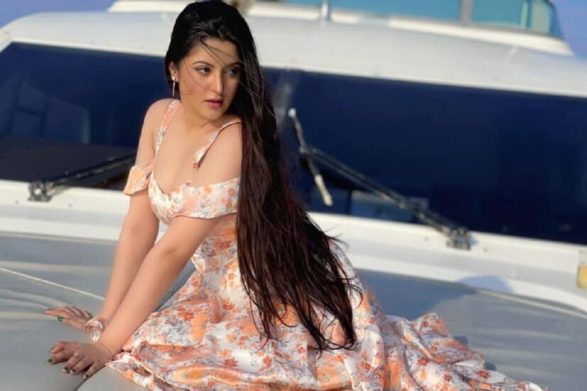 মাদক মামলায় জিজ্ঞাসাবাদের জন্য পরীমনির সাত দিনের রিমান্ড চাওয়া হলেও তাঁর চার দিনের রিমান্ড মঞ্জু করে আদালত ৷ তিনি নিজের বাড়িতে দেশ-বিদেশের মদের বোতল রাখতেন বলে অভিযোগ রয়েছে। জানা গিয়েছে, ওয়াইন, ভদকা-সহ বিভিন্ন ধরনের বিদেশি মদের বোতল পাওয়া গিয়েছে পরীমনির বাড়িতে । এলএসডি থেকে আইসের মতো সাংঘাতিক মাদক ও তা সেবনের সরঞ্জামও পাওয়া গিয়েছে পরীমনির বাড়ি থেকেই। বুধবার বিকেলেই অভিনেত্রীকে আটক করে র‍্যাব ৷ Photo Courtesy: Pori Moni/Facebook