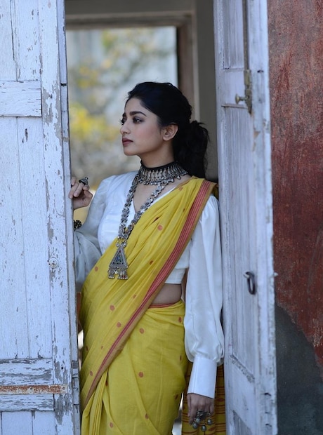 ঘটনাটি নিয়ে শোরগোল পরে যায় শনিবার সকালে। এরপরেই মুখ খোলেন ইশা। তাঁর প্রশ্ন, ‘আমি কি খুন করেছি? নাকি মদ খেয়ে গাড়ি চালিয়েছি?’ একইসঙ্গে ইশার দাবি, ‘তিলকে তাল করে দেখানো হচ্ছে। গুজব রটেছে আমি গাড়ির কাগজপত্র দেখাতে পারিনি, কিন্তু বিষয়টা হল আমার নাইট কার্ফুতে বেরানোর অনুমতি ছিল না, এইটুকুই’।