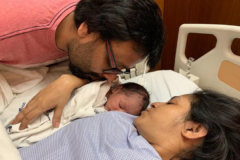*ফেসবুকের টাইমলাইনে নিজের সুন্দর টাইমলাইন সাজিয়েছেন স্নেহা৷ এক এক করে গর্ভাবস্থার ৯ মাসের ছবি রয়েছে৷ এরপর সদ্যোজাতের সঙ্গে ছবি রয়েছে মা স্নেহা ও বাবা সংলাপের৷ 