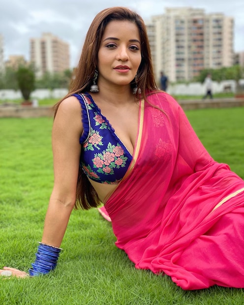মোনালিসার নীল স্লিভলেস ব্লাউজে নকশা করা যেন বরেবারে কাঁপাচ্ছে সোশ্যাল মিডিয়া ৷ ফেসবুকে বারবারে ভাইরাল হয়েছে সেই ছবিই ৷ ছবি সৌজন্যে ফেসবুক ৷