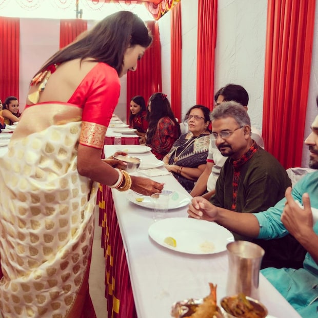 • দেবলীনা-গৌরবের বিয়ে হয়েছিল খাঁটি হিন্দু মতে । উচ্চারিত হয়েছিল বৈদিক মন্ত্র । তবে সেই বিয়েতে ছিল না কন্যা-সম্প্রদান বা কনকাঞ্জলির মতো প্রথা । আপাদমস্তক বাঙালি সাজে সেজে উঠেছিলেন বরকনে । বিয়ের সমস্ত আচার-রীতেও ছিল খাঁটি বাঙালি ছোঁয়া ।  ছবি- ইনস্টাগ্রাম ।
