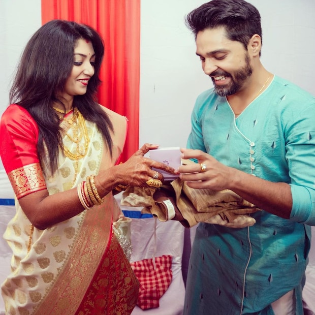 • তাই ভাতকাপড়ের অনুষ্ঠানে তিনিও গৌরবের দেখভাল করার, তাঁকে ভালবাসার, উপহার দেওয়ার, সমস্ত দায়িত্বই হাসি মুখে নিজের কাঁধে তুলে নেন । অনুষ্ঠানের ছবিগুলিই তাঁর প্রমাণ ।  ছবি- ইনস্টাগ্রাম ।