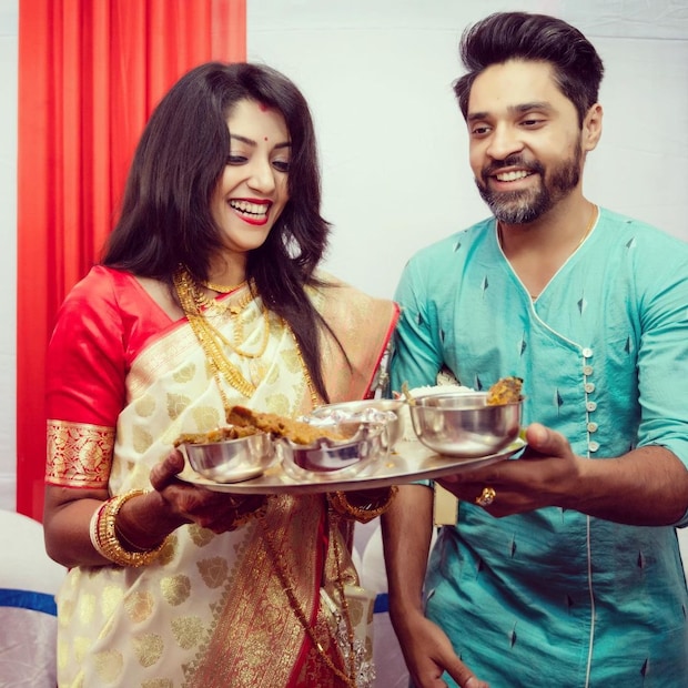 • কখনও দেবলীনা’কে খাইয়ে দিচ্ছেন গৌরব, কখনও বরের পাতে ঘি-ভাত পরিবেশন করছেন দেবলীনা । গৌরব তাঁকে উপহার হিসাবে দিচ্ছেন সোনার নেকলেস । পাল্টা দেবলীনা বর’কে পরিয়ে দিচ্ছেন কানের দুল ।  ছবি- ইনস্টাগ্রাম ।