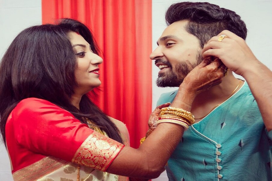  • গত বছরের ১০ ডিসেম্বর উত্তম কুমারের নাতি গৌরব চট্টোপাধ্যায়ের (Gourab Chatterjee) সঙ্গে সাত পাকে বাঁধা পড়েছেন অভিনেত্রী, ডান্সার, মডেল দেবলীনা কুমার (Devlina Kumar)। ছবি- ইনস্টাগ্রাম ।