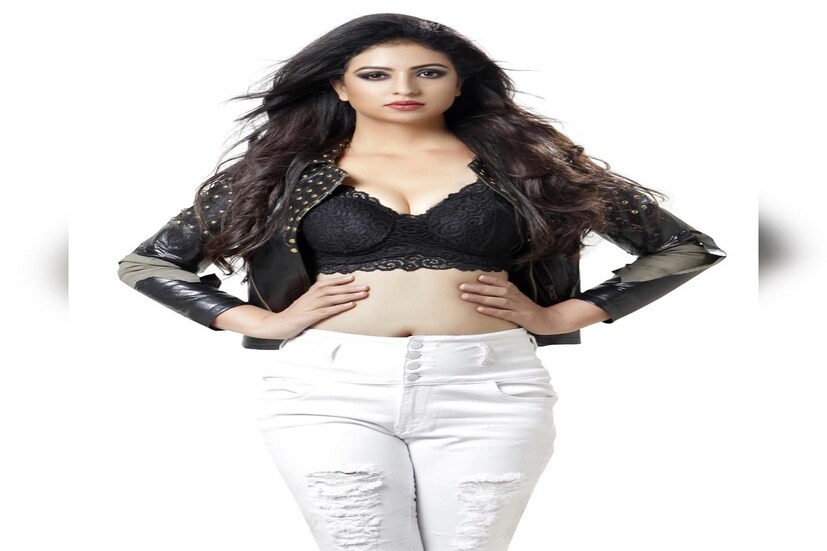 ইংল্যান্ডে ব্যাট -বল হাতে জাতীয় দলের জার্সিতে পারফরম্যান্স করে চলেছেন আর স্ত্রী হাসিন ব্যস্ত নিজের মতো নিজের জীবন নিয়ে৷ সোশ্যাল মিডিয়ায় খুবই সক্রিয় শামি পত্নী হাসিন জাহান৷ নিয়মিতই তাঁর ছবি কিম্বা ভিডিও আপলোড করেন তিনি৷ Photo Courtesy- Hasin Jahan/ Facebook 
