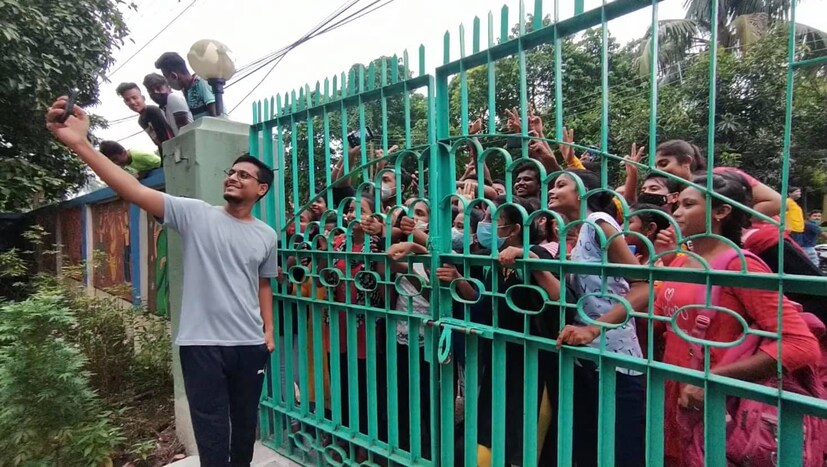 এই সিরিজে কিরণ ছাড়াও রয়েছেন অমিত সাহা, সায়ন ঘোষ, এবং শ্রেয়া ভট্টাচার্য। এই শ্রেয়াই হলেন এবারের নতুন টুম্পা। জানা গিয়েছে, কিরণ এই সিরিজে একজন কৃষি দফতরের আধিকারিক। যে শহর থেকে গ্রামে এসেছে। গল্পে রয়েছে টুইস্টের পর টুইস্ট। শুধু তাই নয়, এই সিরিজে নতুন 'টুম্পা' গানটি গাইবেন কিরণ নিজেই। চলছে জোরকদমে শুটিং ও প্রস্তুতি।