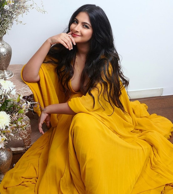 •  গত ১২ বছর ধরে করণের সঙ্গে সম্পর্কে রয়েছেন রিয়া। প্রায় ৫০০-র বেশি বিজ্ঞাপনী চিত্র তৈরি করেছেন করণ।