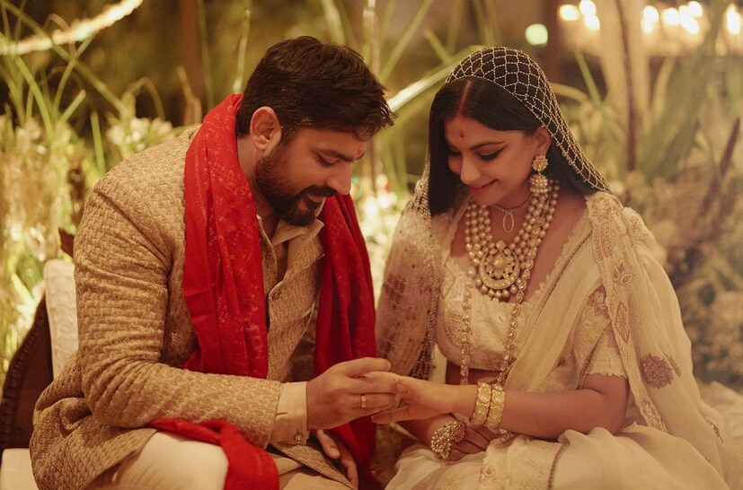 • অনিল কাপুরের জুহু’র বাংলোতে খুব ঘনিষ্ঠজনদের উপস্থিতিতে ছিমছাম ভাবেই বিয়ে করেছিলেন প্রযোজক, শিল্পপতি, ডিজাইনার রিয়া আর পেশায় একজন চলচ্চিত্র নির্মাতা করণ । কাপুর পরিবারের সদস্যরা আর ঘনিষ্ঠ বন্ধুবান্ধবরাই শুধুমাত্র উপস্থিত ছিলেন এই বিয়েতে । ছবি- ইনস্টাগ্রাম ।