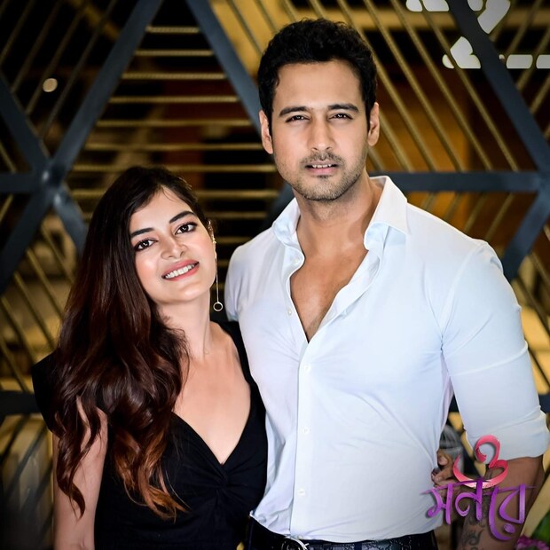 কিছুদিন আগেই যশের সঙ্গে ফের জুটি বাঁধেন মধুমিতা। ‘ও মন রে’ নামে মিউজিক ভিডিওতে একসঙ্গে দেখা যায় দু’জনকে।