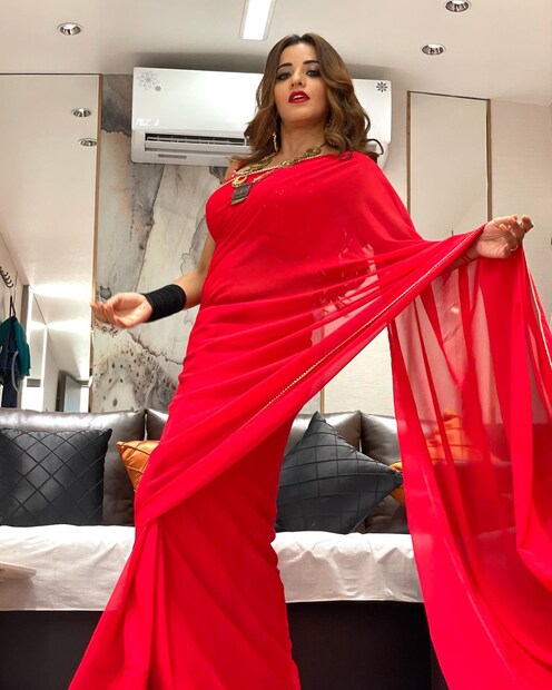 খোলা চুলে যেন ৪৪০ ভোল্ট ছুঁলেই লাগবে জোর ঝটকা ৷ ছবি সৌজন্যে Facebook ৷