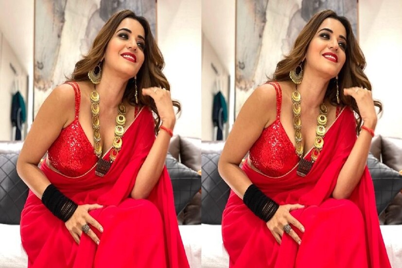 লাল শাড়ি ও হাতাকাটা ব্লাউজের (Sleeveless Blouse) মধ্যে দিয়ে ঝরে পড়ছে আগুন ৷ ছবি সৌজন্যে Facebook ৷