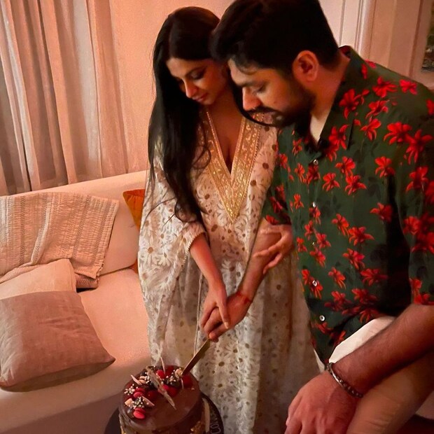বিয়ের পরের দিনই ছিল পরিবারের সকলকে নিয়ে একটি গ্র্যান্ড রিসেপশন পার্টি । সেখানে বান্ধবী মাসা গুপ্ত’র ডিজাইন করা একটি ফ্লোরাল সাদা কাফতান পরেছিলেন রিয়া কাপুর । এই পোশাকে তাঁকে কেক কাটতেও দেখা যায় । ছবি- ইনস্টাগ্রাম । 