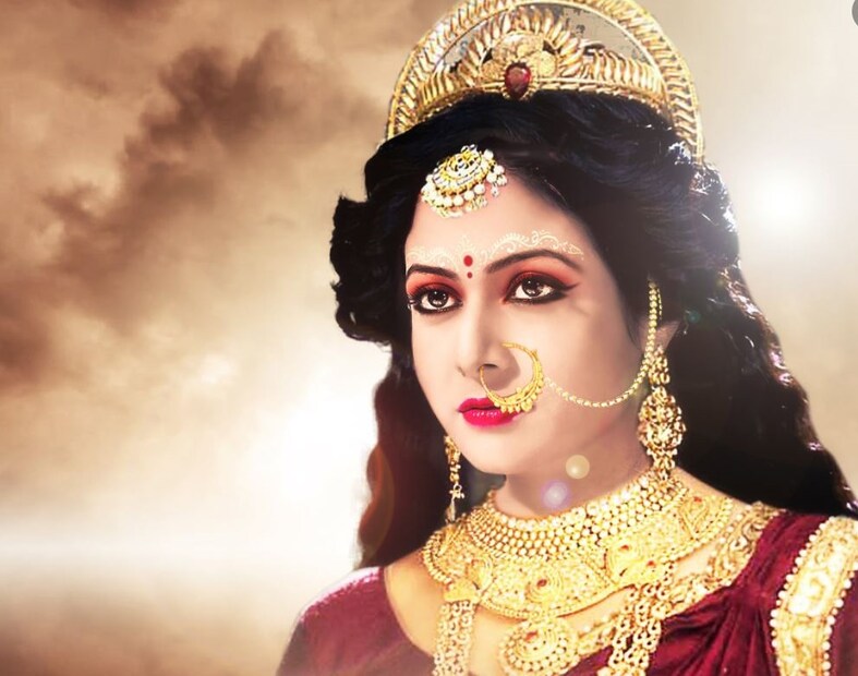 আগে শুধু ডিডি ১-এর মা দুর্গাকে দেখার জন্যই অপেক্ষায় থাকতেন সকলে। তবে এখন বিষয়টা অন্য। প্রত্যেকটা বাংলা চ্যানেলেই এখন মহালয়া দেখানো হয়। সেখানে প্রতি বছর বদলে যায় মা দুর্গার রূপে অভিনয় করা নায়িকার মুখ। এবার ফের দুর্গা হতে চলেছেন কোয়েল মল্লিক। এমন একটা বিষয় নিয়ে শোরগোল শুরু হয়েছে। photo source collected