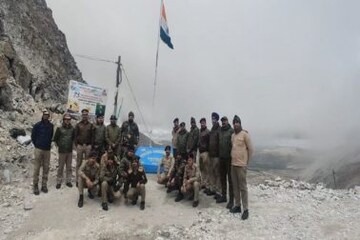 স্বাধীনতা দিবসে ভারতের জাতীয় পতাকা উড়ল ১৮৩০০ ফুট উচ্চতায়, দেখুন