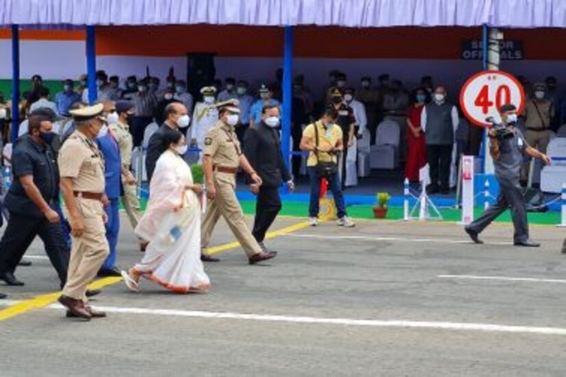 রেড রোডে পতাকা উত্তোলন করেন মুখ্যমন্ত্রী মমতা বন্দ্যোপাধ্যায়।