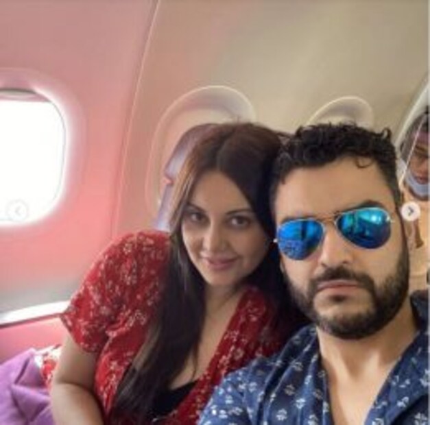 বয়ফ্রেন্ডের সঙ্গে ঘনিষ্ঠ চুমুর ছবির পর রয়েছে জাকুজিতে একসঙ্গে সময় কাটানোর মুহূর্তও। খাবারের টেবিল থেকে বিমানে একসঙ্গে ট্রাভেল সবই আজকাল একসঙ্গেই করছেন তাঁরা। 