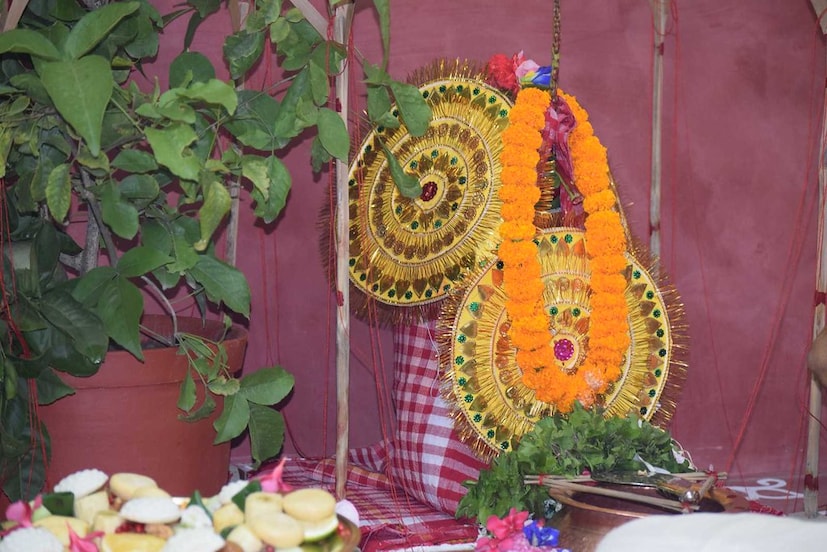 • ষষ্ঠী– ষষ্ঠী তিথি আরম্ভ– বাংলা– ২৩ আশ্বিন, রবিবার। ইংরেজি– ১০ অক্টোবর, রবিবার। সময়– রাত ২টো ১৬ মিনিট। ষষ্ঠী তিথি শেষ– বাংলা– ২৪ আশ্বিন, সোমবার। ইংরেজি– ১১ অক্টোবর, সোমবার। সময়– রাত ১১টা ৫১ মিনিট। শ্রী শ্রী শারদীয়া দুর্গা ষষ্ঠী। সকাল ৯টা ২৭ মিনিট মধ্যে কিন্তু বারবেলানুরোধে সকাল ৭টা ০২ মিনিটের মধ্যে। পুনরায় ৮টা ২৯ মিনিট গতে ৯টা ২৭ মিনিট মধ্যে শ্রী শ্রী শারদীয়া দেবীর ষষ্ঠাদি কল্পারম্ভ (তৃতীয় কল্প) ও ষষ্ঠী বিহিত পূজা প্রশস্তা। সায়ংকালে শ্রী শ্রী দুর্গাদেবীর বোধন, আমন্ত্রণ ও অধিবাস।