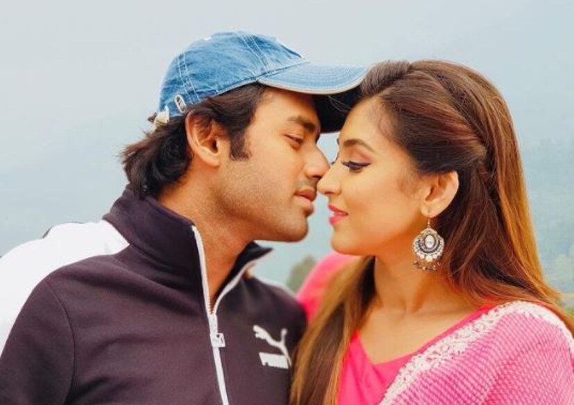 এই জুটির ভক্তের সংখ্যাও কম নয়। একসঙ্গে ছবিতে কাজও করেছেন অঙ্কুশ ও ঐন্দ্রিলা। আর আই ভক্তরা তাঁদের এবার বিয়ের পিঁড়িতে দেখতে ব্যাকুল। অঙ্কুশ ইতিমধ্যেই আভাস দিয়েছেন যে খুব শীঘ্রই তাঁরা বিয়ে করবেন। 