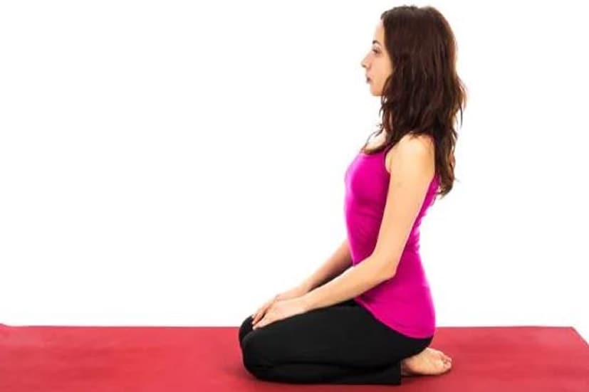 •বজ্রাসন (Vajrasana)--এই আসনটি করার সময় পা মাটিতে ছড়িয়ে দু’পাশে দুটি হাত রেখে বসুন। দু'টি হাঁটু মুড়ে নিতম্বের উপর পায়ের গোড়ালিগুলি রাখুন। উভয় হাত হাঁটুর উপর রাখুন এবং এই সময়ে মেরুদণ্ডটি একেবারে সোজা রাখুন। তার পরে চোখ বন্ধ করে ১০ থেকে ১৫ মিনিটের জন্য এই আসনটি করুন।