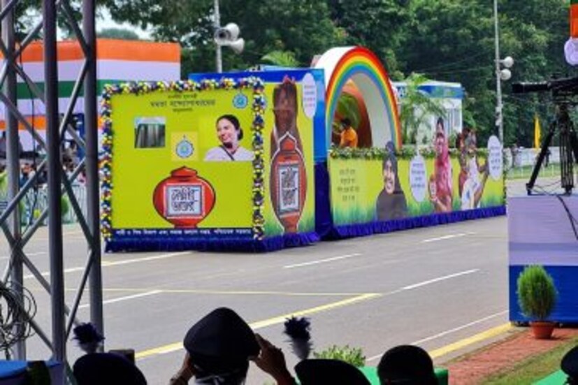 রাজ্য সরকারের বিভিন্ন প্রকল্প নিয়ে ট্যাবলো। 