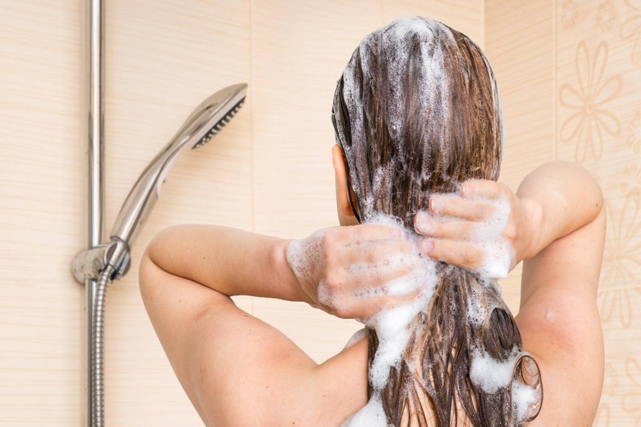 Hair Care Tips: এক চামচ চিনি মিশিয়ে শ্যাম্পু করুন, ঘন-চকচকে চুল আটকায় কে!