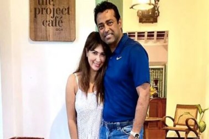 কিছুদিন আগেই গোয়ার একটি রেস্তোরাঁয় দুজনকে একসঙ্গে দেখা গিয়েছে। লিয়েন্ডার বা কিম, কেউই রাখঢাক করেননি। গত বছরই তিনি টেনিস থেকে অবসরের সিদ্ধান্ত নিয়েছিলেন। ডাবলস স্পেশালিস্ট লিয়েন্ডারের হাতে এখন অগাধ সময়। তা ছাড়া রিয়া পিল্লাইয়ের সঙ্গে বিচ্ছেদের পর থেকে তিনি একাই রয়েছেন। আর এমন সময় কি কিম শর্মা তাঁর জীবনে এলেন!